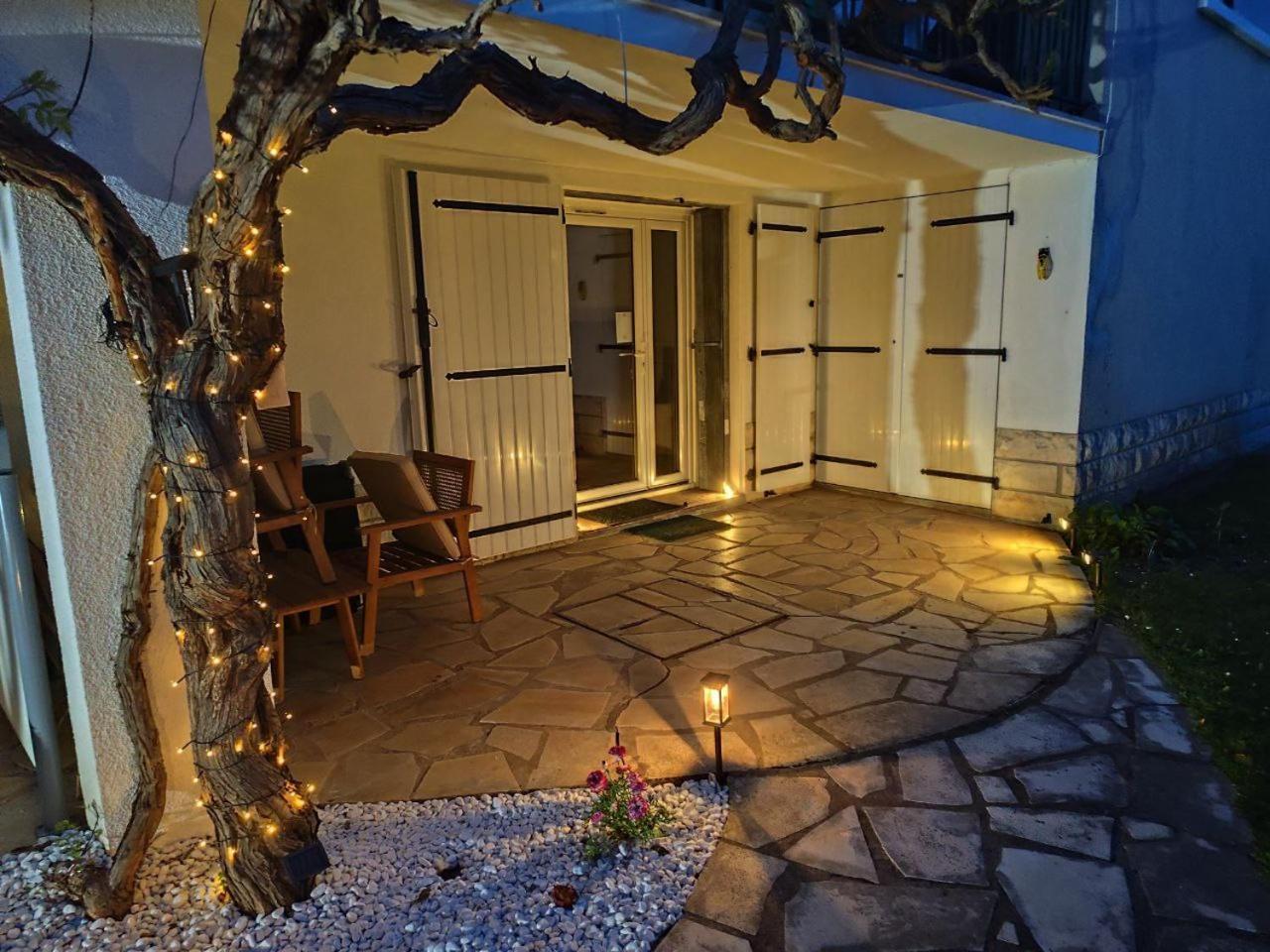Au 9Eme Art Apartment La Rochefoucauld Exterior photo