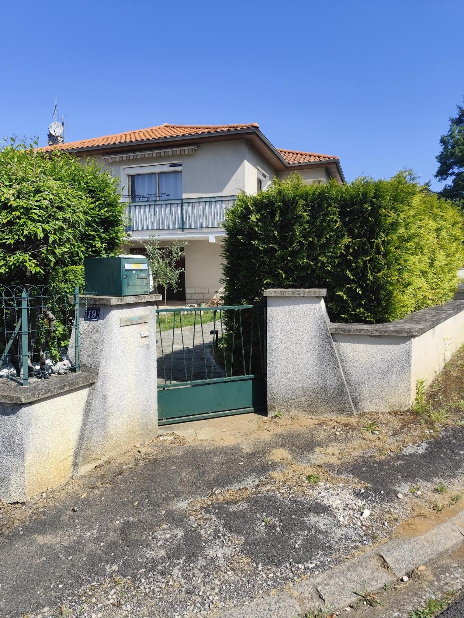 Au 9Eme Art Apartment La Rochefoucauld Exterior photo